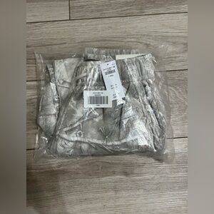 NWT Abercrombie & Fitch off white camo essential sweatpant. Size XS Men’s.